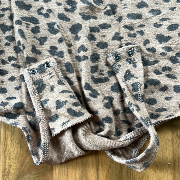 Abercrombie long sleeve cheetah bodysuit small - Picture 6 of 6